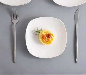 Assiette carrée à coins arrondis en porcelaine fine de 7 pouces, en stock, prix usine, vente en gros, logo personnalisé pour hôtels et restaurants - Product Image 2