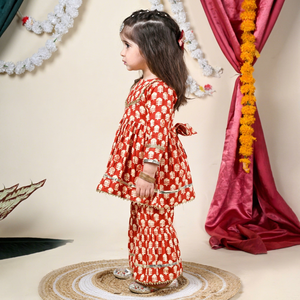 Conjunto de Kurta Sharara con Estampado Floral de Algodón Rojo para Niñas, Adorno de Gota, Corte Regular Tradicional, Largo hasta el Tobillo, para Fiestas, Diwali, India - Product Image 1
