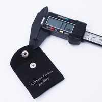 Petite pochette cadeau personnalisée en microfibre de daim noir de 1.1mm d'épaisseur pour bijoux fins