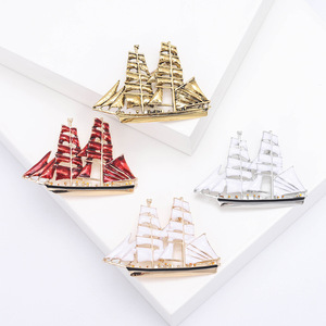 Broche Creativo de Velero con Gota de Aceite, Pin de Moda con Perlas, de Aleación Metálica Chapada en Oro, Personalizado para Bodas, Compromisos y Fiestas - Product Image 1