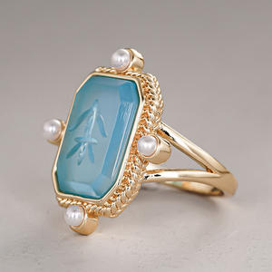Anello Cocktail T0949 in Oro 18K con Gemma Blu e Perla Finta, Montatura Geometrica, Gioiello Unisex da Regalo - Product Image 3