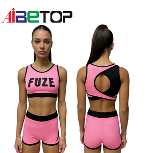 Conjunto de entrenamiento de dos piezas en <span class=keywords><strong>verde</strong></span> neón vibrante con top corto con espalda cruzada y shorts con pedrería, con logo del equipo en pedrería. - Product Image 2
