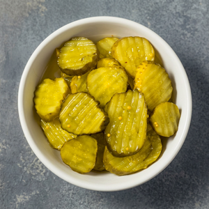 Pepinillos encurtidos picantes de primera calidad en salmuera, en rodajas onduladas |   Chips de pepino con corte ondulado |   Sandwich de Hamburguesa con Encurtidos |   Frasco Mason |   3 Años - Product Image 1