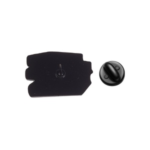 Broche en émail sur le thème des livres de fantasy empilés, série Fourth Wing, pour la décoration de sac à dos - Product Image 5
