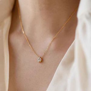 Collier tendance classique en acier inoxydable plaqué or 18 carats avec pendentif zircon blanc pour occasions spéciales, vente en gros de bijoux - Product Image 1