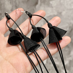 Boucles d'oreilles pendantes en tissu noir avec pompon, en résine acrylique et lucite, pour femme, style bohème, usage quotidien, nouvelle collection 2026 - Product Image 1
