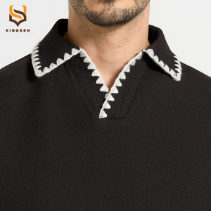 Polo en maille texturée noire pour homme, col ouvert, bordure contrastante en zigzag, coupe décontractée, style Old Money, haut de luxe à manches courtes pour l'été - Product Image 4
