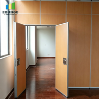 Cloison mobile avec porte traversante, mur acoustique amovible pour salle de conférence d'hôtel