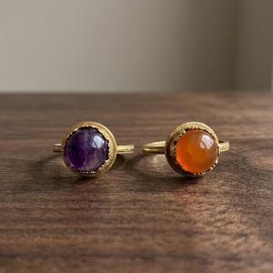 Fabricante de anillos personalizados, diseños de anillos de piedra grande de latón para mujeres, anillos de piedra de amatista natural - Product Image 4