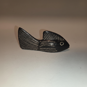 Estatuilla de pez de esteatita pequeña y oscura con aletas grabadas y un ojo distintivo. Disponible a precios mayoristas - Product Image 1
