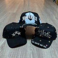 Casquette de baseball snapback sportive personnalisée en satin et daim avec strass, broderie sur mesure et design tendance