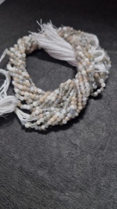 Venta al por mayor de cuentas sueltas de piedra lunar blanca natural 3mm patrón redondo Fabricación de joyas de piedras preciosas-fabricante indio - Product Image 2