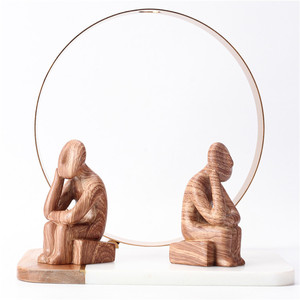 Ornamento Decorativo Moderno in Legno, Figura Astratta in Posizione Seduta Pensierosa per Ufficio o Casa - Product Image 5