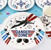 Kit de vaisselle jetable pour fête d'anniversaire de garçons sur le thème Pilote de chasse : Assiettes, gobelets, serviettes, nappe, couverts et pailles