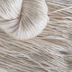 Hilo de Seda <span class=keywords><strong>Merino</strong></span> Blanco Sin Teñir de Lotus Yarns, Precio al por Mayor, <span class=keywords><strong>DK</strong></span>/Worsted, Hilo de Una Sola Capa de 150 m/100 g para Tejer a Mano y Teñir - Product Image 2