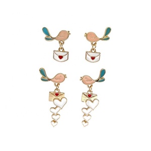 Metal esmalte suave pájaro literario amor sobre pendientes joyería - Product Image 1