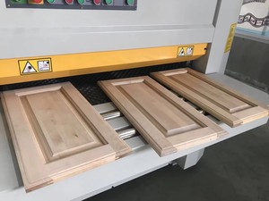 Machine de <span class=keywords><strong>ponçage</strong></span> à bande large automatique SOSN R-RP1000 pour le calibrage et le <span class=keywords><strong>ponçage</strong></span> du bois, destinée aux panneaux à base de bois - Product Image 2