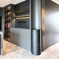 Meuble de cuisine modulaire en verre à grain de bois avec LED, charnières et panier de rangement, cadre en aluminium noir, meuble de rangement personnalisé