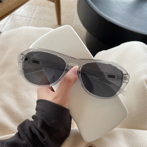 แว่นกันแดดทรงสี่เหลี่ยมเต็มกรอบ คุณภาพสูง UV400 ปี 2025 ดีไซน์หรูหรา สวมใส่สบายสำหรับผู้หญิง - Product Image 4