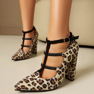 Sandales à talons épais et bout pointu en daim pour femme, avec bride en T découpée, motif léopard, grande taille 47, pour l'été, coupe large - Product Image 3