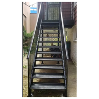 Escaliers industriels extérieurs en acier soudé, marches en métal perforé, surface antidérapante