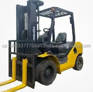 Montacargas Komatsu FD30 de Segunda Mano, Diésel, 3 Toneladas, Asiento Manual, Tracción 4x4, Neumáticos Sólidos, Altura de Elevación 6m, 1 Año de Garantía - Product Image 1