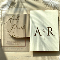 Invitación de Boda Española de Lujo en Acrílico Transparente con Borde Dorado, Monograma AR, RSVP, QR, Impresión Personalizada
