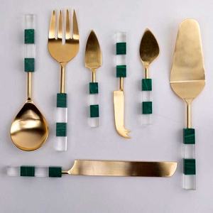 Ensemble de couverts manche en résine blanche et verte ensemble de cuillères de service fendues cuillère à salade grande cuillère de service en acier inoxydable plaqué or - Product Image 2