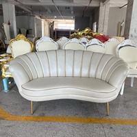 Canapé moderne de luxe en velours courbé chaise de salle à manger romantique mariée marié rembourrage confortable pour les villas spécifiques à l'événement de la salle de mariage