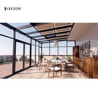 Véranda moderne autoportante en aluminium verre style ouvert design coulissant pour villas extérieures solarium triangulaire Vérins vitrées