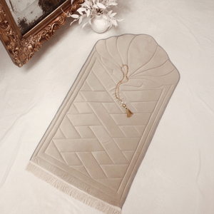 Tapis de prière en soie artisanal offrant un rembourrage épais, une surface douce, une texture respirante, idéal pour la prière quotidienne, la sujood - Product Image 1