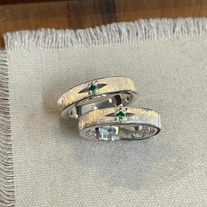 Anillo Aimgal Open Starburst Lovers: Zirconia Verde Oscuro, Diseño Italiano con Acabado Cepillado en Plata S925 Chapada en Oro de 18k, Joyería Fina - Product Image 2