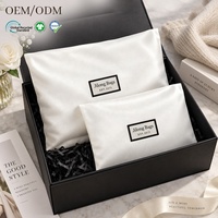 Pochette en satin à rabat avec étiquette tissée personnalisée, sac anti-poussière pour emballage de costumes et vêtements haut de gamme, OEM ODM, vente en gros et au détail, usage domestique