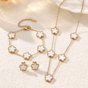 Set di Gioielli in Acciaio Inox Placcato Oro 18K con Quadrifoglio, Collana, Bracciale e Orecchini con Zirconi, Regalo per Donne - Product Image 1