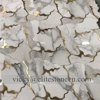 Marbre Calacatta Gold, mosaïque en forme de cube d'eau avec incrustation en laiton