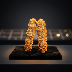 Juego de Brazaletes y Gargantilla de Lujo de Latón Chapado en Oro Antiguo con Diseño Intrincado de Diosa Lakshmi y Engaste Floral, Regalo Nupcial Indio Kada - Product Image 3