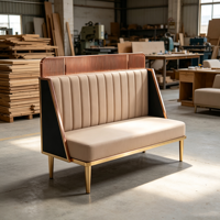 Mobilier de restaurant et de bar de luxe, banquettes en cuir beige modernes, tables à plateau en marbre et base dorée, chaises en cuir bleu - Écologique