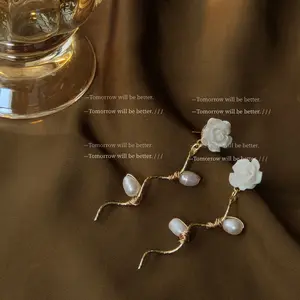 Pendientes chapados en oro de 18K y Rosa Blanca para mujer, aretes de perlas naturales de agua dulce con flor llamativa de moda