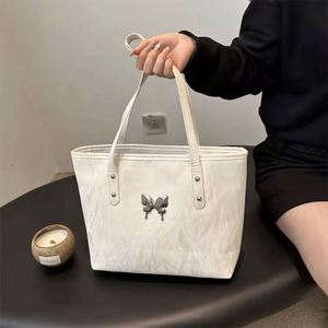 THK Nouveau Sac Fourre-tout Grande Capacité Tendance avec Bandoulière Papillon et Chaînes, Fermeture Éclair Unique, en Cuir PU de Haute Qualité pour Femme - Product Image 4
