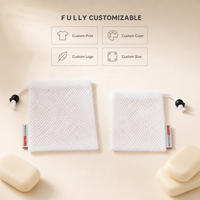 Pochette en filet blanc tissé sur mesure avec étiquette personnalisée, cordon de serrage en plastique noir et fermeture à bouton, pour le bain, les soins de la peau et les voyages