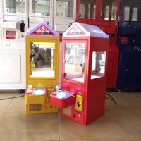 Machine à poupées colorée de qualité supérieure, machine de jeu à monnayeur télécommandée, grue à cadeaux personnalisable à monnayeur