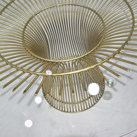 Table de banquet ronde de luxe en acier inoxydable avec base en treillis métallique et plateau en verre trempé pour événements et locations