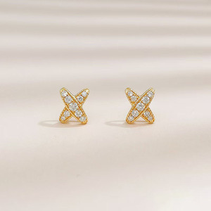 Boucles <span class=keywords><strong>d</strong></span>'oreilles minimalistes en or jaune 18 carats avec petits diamants en forme de X, diamants de laboratoire, à clous magnétiques et dos plat - Product Image 1