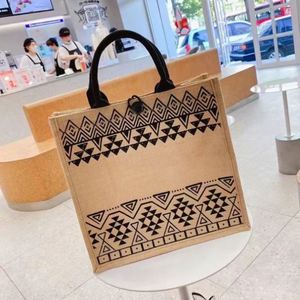 Sac fourre-tout réutilisable en jute pour la plage avec logo personnalisé et poignées noires - Product Image 5