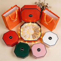 Boîte cadeau octogonale personnalisée avec motif floral blanc et cadre doré pour une image de marque culturelle