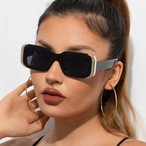 Gafas de Sol Rectangulares Pequeñas de Moda al por Mayor, Gafas de Sol Cuadradas con Marco Grueso y Protección UV400 para Mujer - Product Image 1