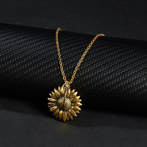 Collana con Ciondolo a Forma di Girasole Dorato '<span class=keywords><strong>You</strong></span> <span class=keywords><strong>Are</strong></span> <span class=keywords><strong>My</strong></span> <span class=keywords><strong>Sunshine</strong></span>' Apribile per Donne - Product Image 6