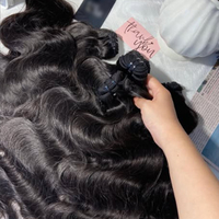 Lots de Cheveux Naturels Bruts Indiens Bouclés 100% Birmans Non Traités, Cheveux Humains Naturels Ondulés de Bébé Cambodgiens en Gros