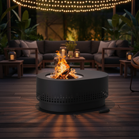 Brasero en métal ovale noir robuste, inspiré de l'Art déco, contemporain et modulaire, avec fond isolé thermiquement pour la sécurité des terrasses en bois
