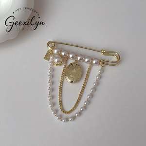 Broche de diseñador chapado en oro con aleación, remaches, cadena de cuentas CCB irregular y borlas, <span class=keywords><strong>para</strong></span> mujer, moderno, <span class=keywords><strong>para</strong></span> fiesta, traje, accesorios de moda - Product Image 1